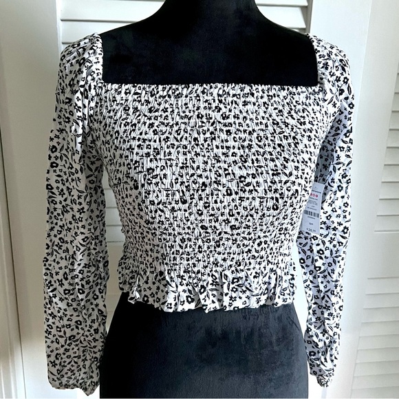 NWT Women's Black and White Floral Smocked Top - Picture 1 of 4
